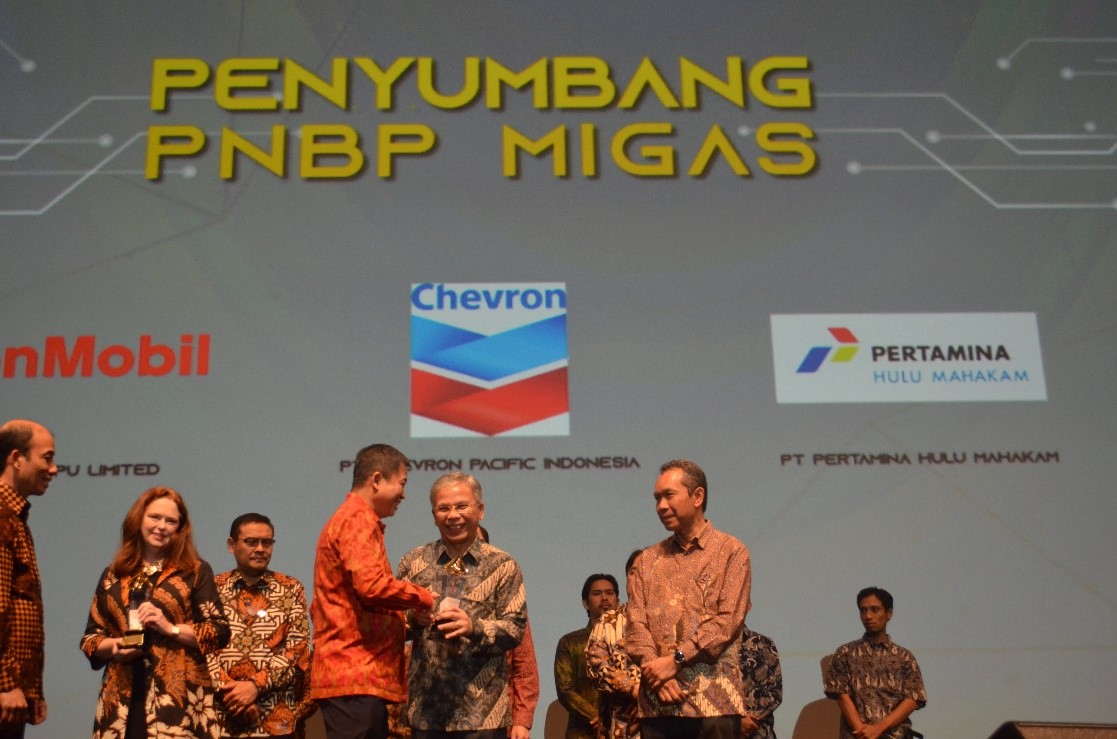 Menteri ESDM Ignasius Jonan memberikan Penghargaan Subroto kepada Presiden Direktur PT. Chevron Pacific Indonesia, Albert Simanjuntak