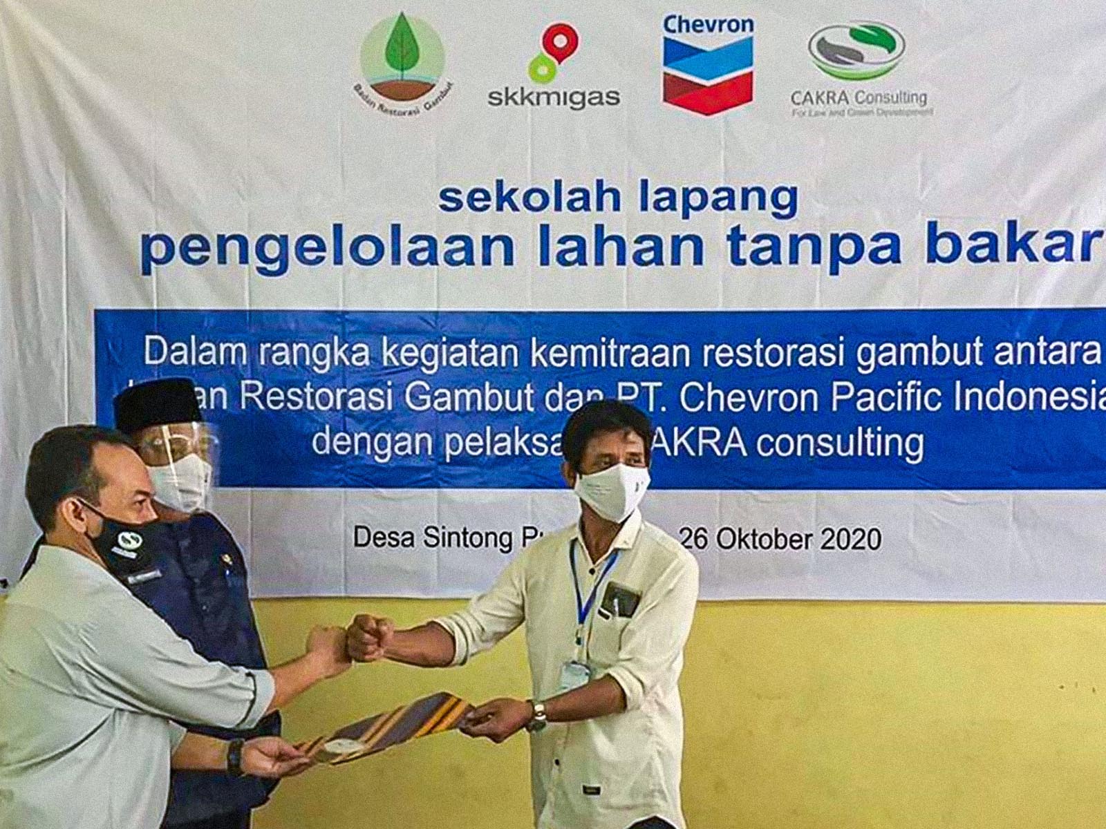 Symbolic agricultural aid handover to a PLTB trainee from Sam Sam Village, Kandis, Siak.