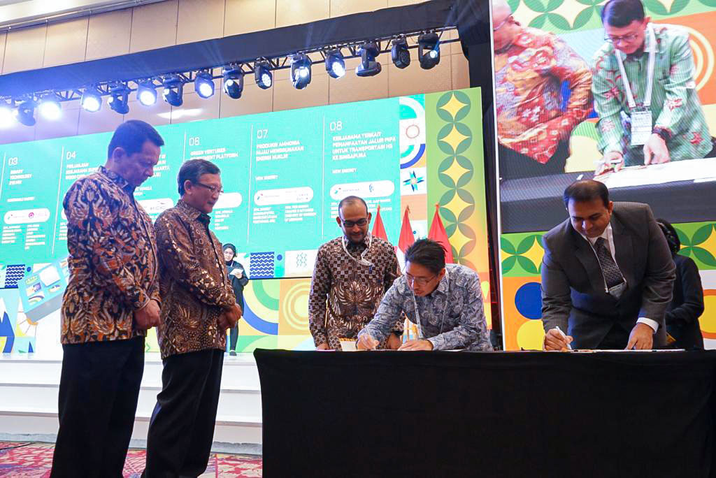 Penandatangan JSA oleh Julfi Hadi, President Direktur Pertamina Geothermal Energies, dan Sid Jain, Chief of Representatives Chevron New Energies International, disaksikan oleh Arifin Tasrif, Menteri ESDM 