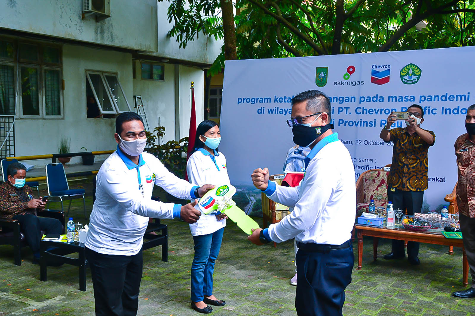 GM Corporate Affairs Asset PT CPI Sukamto Tamrin (right) presented the support to Rumbai subdistrict’s agro-tourism village counsellor M. Darno at the Bina Widya Campus of Riau University, or Universitas Riau (Unri), on Thursday, October 22, 2020.