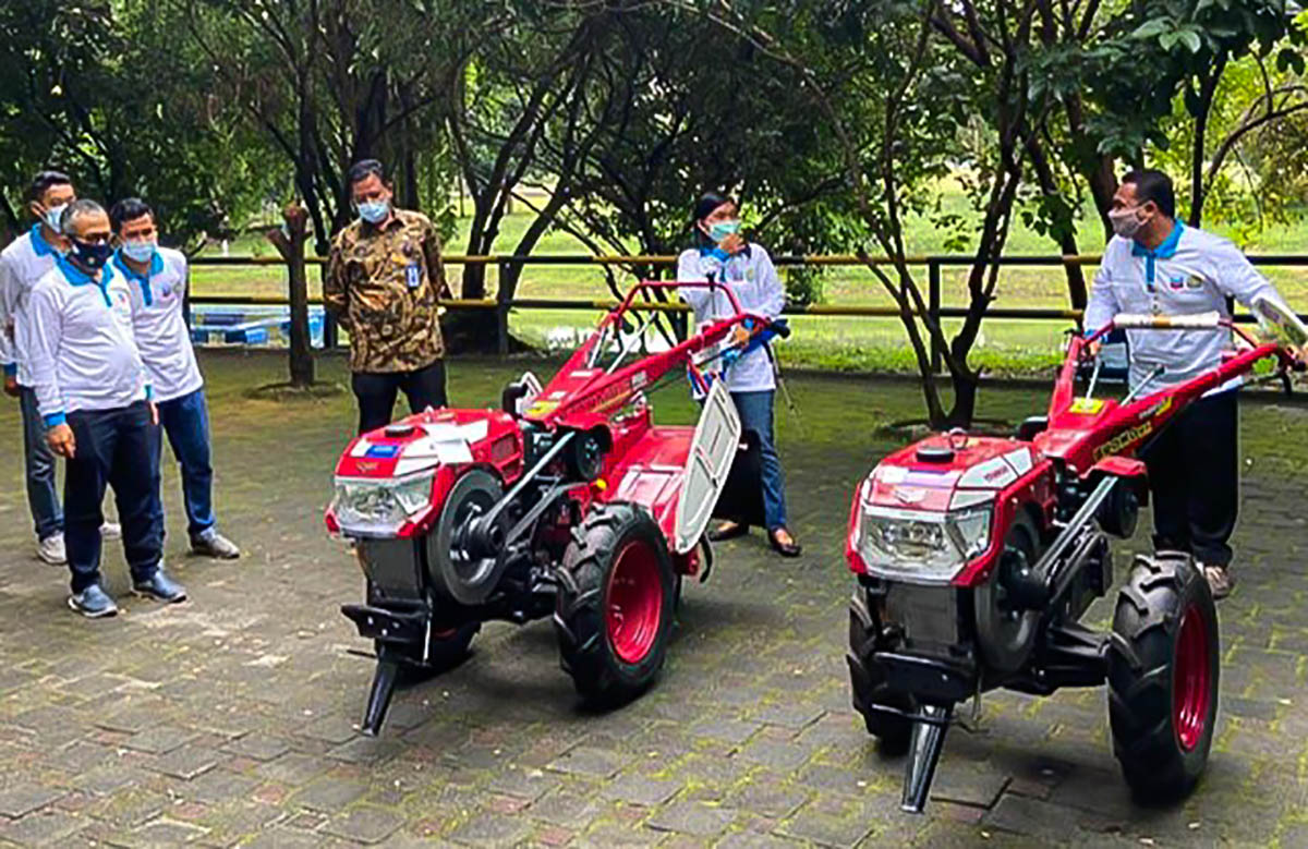 Rumbai agro-tourism village counsellor, M. Darno (right corner) and Rumbai Pesisir counsellor for Limbungan and Lembah Sari Village, Elisya Nurani (second from right) at the symbolic handover event that initiated by PT CPI.