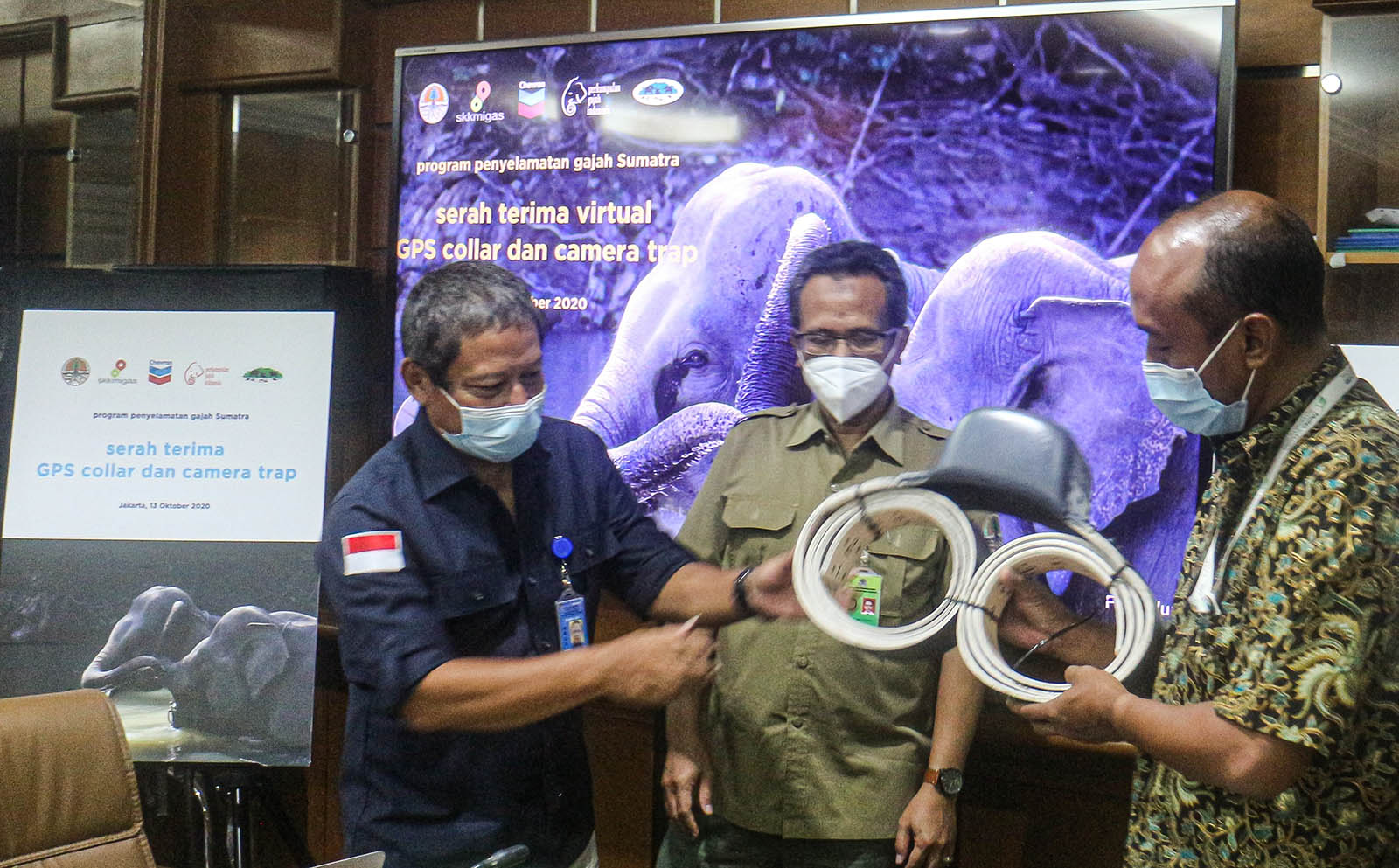 Mewakili PT. Chevron Pacific Indonesia (PT CPI), Ketua PGI Donny Gunaryadi (kanan) menyerahterimakan bantuan GPS Collar dan camera trap kepada Kepala BBKSDA Riau Suharyono (kiri) dalam acara semivirtual di Gedung Manggala Wanabhakti, Jakarta, Selasa 