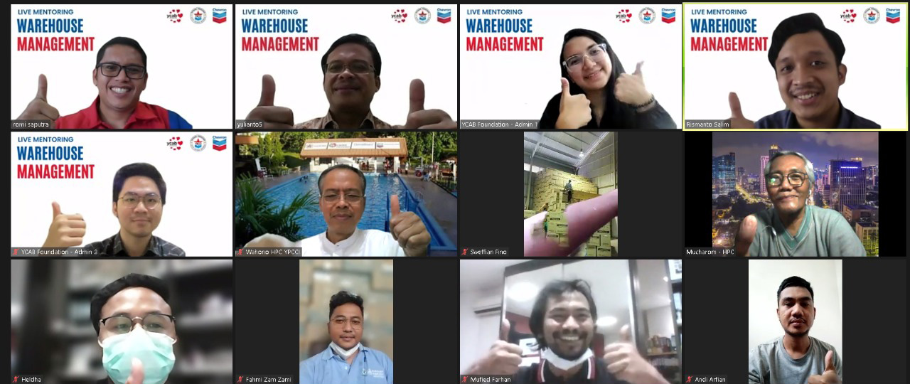 Employees giving a thumbs up in an online coaching class