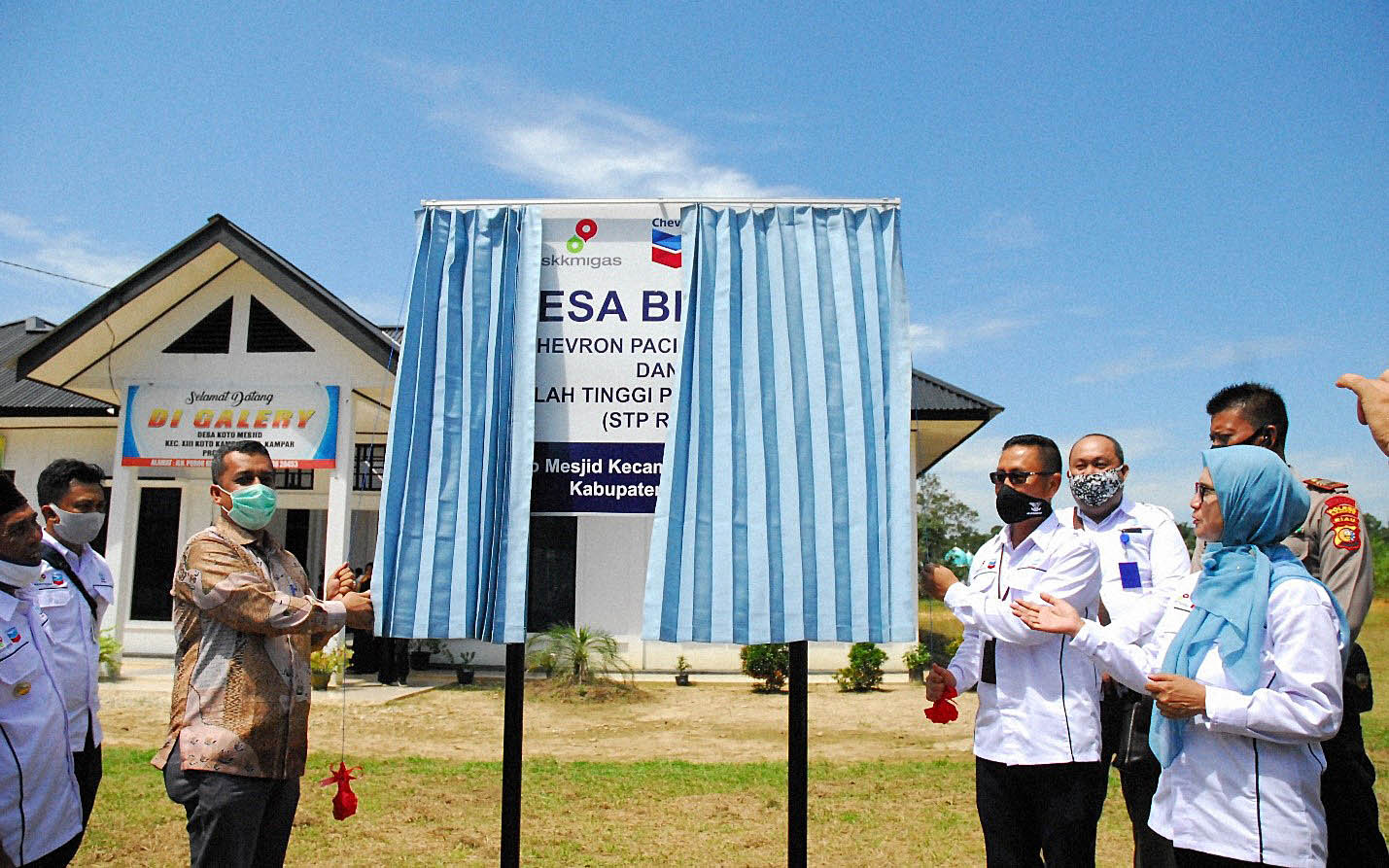 Chief Officer of Riau Province Tourism Rony Rahmad (left) and GM Corporate Affairs Asset PT CPI Sukamto Tamrin pulling the curtain to inaugurate Patin Tourist Village Training Program in Koto Mesjid Village in June 2020.