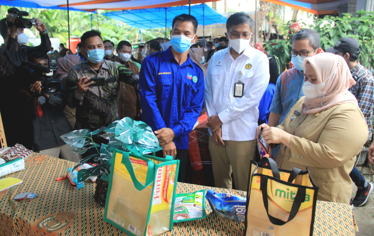 Looking at the products from Pematang Pudu Bersih Waste Bank.